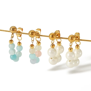 Ensemble de quatre paires de boucles d'oreilles dorées avec perles et billes colorées