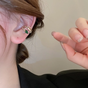 Goldener doppelreihiger Ear Cuff mit Zirkonia und einem grünen tropfenförmigen Edelstein