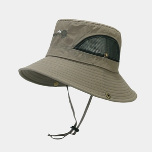 Detail eines khaki Outdoor-Sonnenhuts mit atmungsaktivem Mesh und Wild Adventure Bestickung