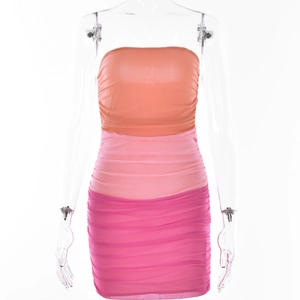 Détail de la robe moulante dégradé orange et rose avec mesh plissé et décolleté bustier