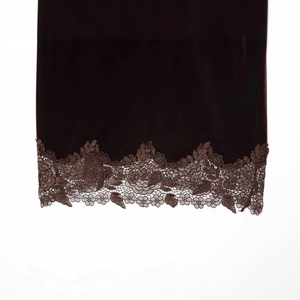 Elegante canotta in velluto scuro con intricati ricami in pizzo e consistenza liscia