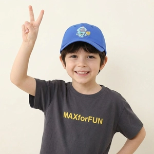 Dettaglio del cappellino blu per bambini con toppa ricamata astronauta in 3D