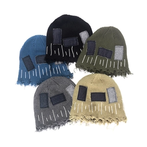 Gestrickte Beanies in verschiedenen Farben mit Vintage-Patches und Fransen am Rand