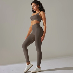 Vista laterale dettagliata del set yoga taupe senza cuciture con trama a costine e leggings