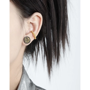S925 sterling silver geometric stud earring with black base and gold mesh texture