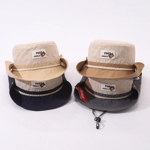 Dettaglio di cappelli pescatore per bambini in tessuto asciugatura rapida beige, blu e grigio