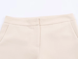 Detail der Schneidernähte und Taschenkante an einer hellbeigen Slim-Fit Hose