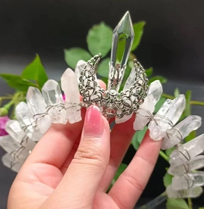 Vue détaillée de la couronne Wicca artisanale avec cristaux blancs et fil d'argent