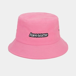 Gros plan du chapeau bob rose avec broderie Awesome blanche et coutures sur le bord