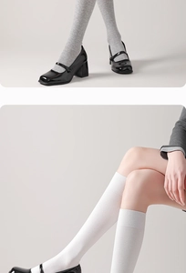 Détail de Mary Janes en cuir verni noir portées avec des chaussettes blanches et grises