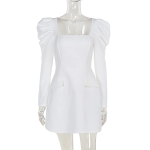 Détail de la robe courte blanche avec manches bouffantes et décolleté carré vintage
