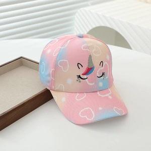 Dettaglio del ricamo a unicorno e motivo a cuori sul berretto tie-dye per bambini