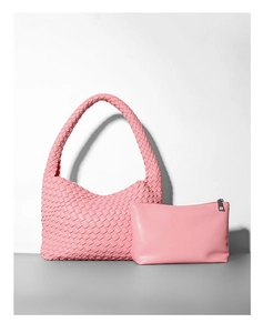 Dettaglio del set borsa hobo rosa intrecciata a mano con pochette coordinata