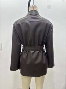 Vue arrière détaillée d'une veste longue en simili cuir marron foncé avec ceinture
