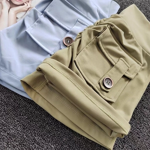 Détail du short de sport pour femmes avec poche latérale et fermeture bouton