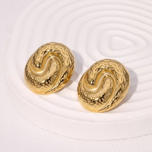 Boucles d'oreilles conque en acier plaqué or 18 carats avec texture martelée sur socle blanc