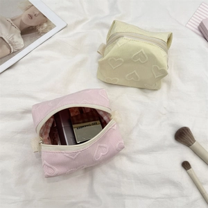 Détails de trousses à maquillage à motif cœur avec texture et capacité de rangement interne