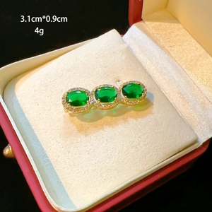 Detailed view of luxury green emerald brooch with size 3.1cm and weight 4g measurements