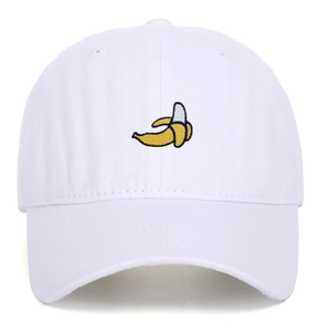 Détail du tissu en coton sergé et de la broderie de banane jaune sur la casquette blanche