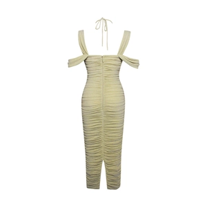 Vue détaillée d'une robe midi plissée or pâle avec licou et texture soyeuse en gros plan