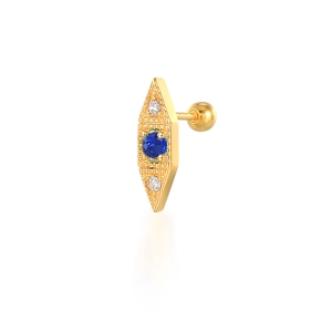 Dettaglio del piercing geometrico dorato con cristallo blu e chiusura a sfera a vite