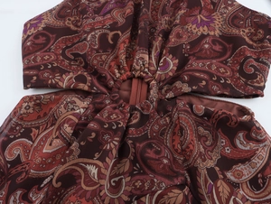Dettaglio dell'abito in chiffon paisley con apertura sulla schiena e cerniera