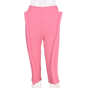 Gros plan sur le tissu gaufré rose et les coutures 3D latérales du pantalon court