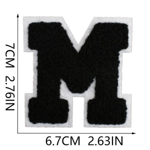 Λεπτομέρεια του σενίλ patch γράμμα Μ που δείχνει διαστάσεις 7cm με χάρακα μέτρησης