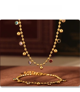 Détail du parure de bijoux plaqué or 18k PVD avec des zircons multicolores