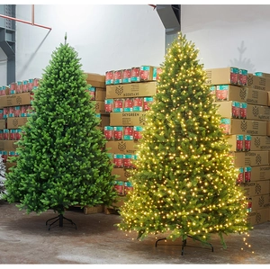 Dettaglio di un albero di Natale artificiale da 180 cm con 800 rami e luci a LED