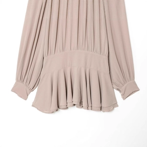 Elegante vestido corto de gasa rosa palo con detalles plisados y dobladillo con volantes