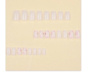 Unghie finte corte quadrate bianco latte con motivi floreali rosa e piccoli strass applicati