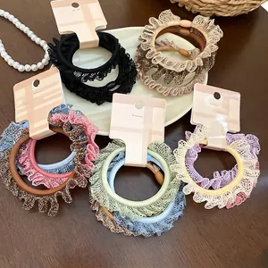 Lot de trois chouchous élégants en dentelle élastique aux couleurs variées pour queues de cheval