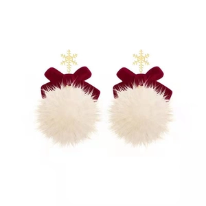 Boucles d'oreilles flocon avec nœud en velours rouge et pompons blancs duveteux