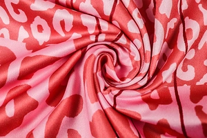 Gros plan détaillé du tissu léopard soyeux aux motifs éclatants de rose et de rouge