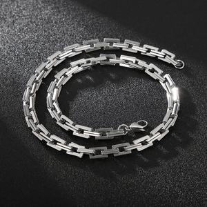 Polierte silberne Edelstahl-Gliederkette mit rechteckigen Gliedern und Karabiner