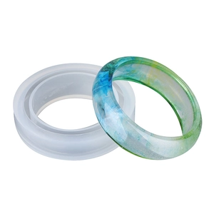 Vista dettagliata dello stampo in silicone per bracciali e bracciale in resina con sfumature