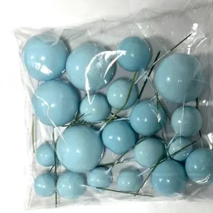 Dettaglio di bacche decorative azzurre con steli in metallo per bricolage e decorazione