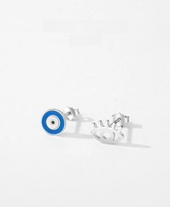Détail macro de boucles d'oreilles asymétriques en argent s925 et émail bleu œil de démon