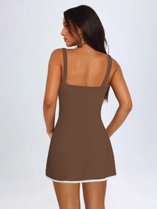 Dettaglio del retro del mini abito marrone con bordo in pizzo bianco e spalline sottili
