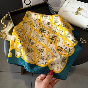 Carré de soie luxueux avec lignes géométriques jaunes et motifs floraux élégants