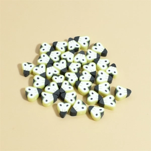 Gros plan de perles de 10mm en pâte polymère motif fruits pour bijoux DIY et artisanat