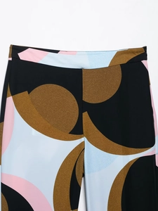 Detalle de pantalones con estampado geométrico y cremallera lateral oculta en la cintura