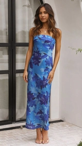 Dettaglio dell'abito a tubo in raso a fiori blu con elegante design senza schienale
