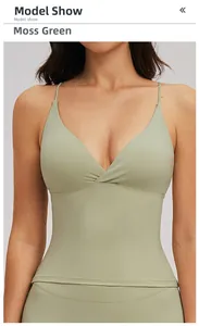 Détail du débardeur de yoga vert mousse avec bretelles croisées et décolleté en V soigné