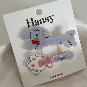 Détails macro de l'ensemble de barrettes mignonnes patte de chat et chiot sur carte