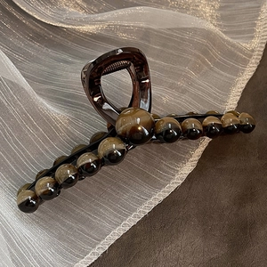Pince à cheveux élégante en perles marron foncé sur tissu doux pour coiffure chic