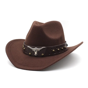 Cappello da cowboy in feltro marrone con fascia in pelle, borchie e ciondolo a testa di toro