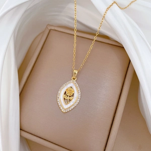 Collier doré luxueux avec pendentif ovale serti de diamants et rose sur nacre blanche
