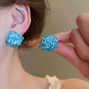 Elegante Ohrstecker mit blauen Kristallblumen und Silbernadeln für modebewusste Frauen